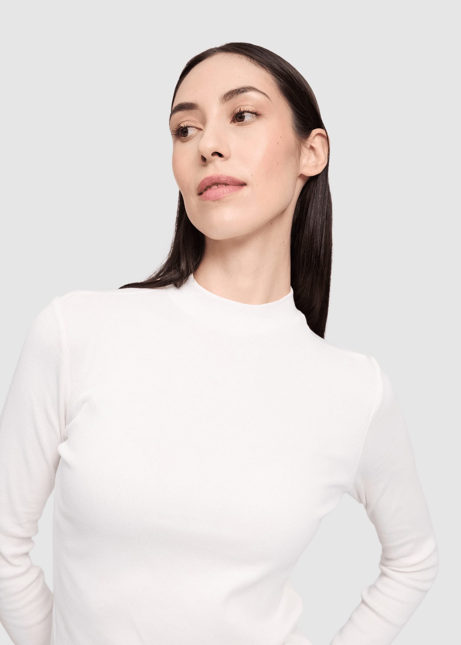 mazine-basic-turtleneck-longsleeve-offwhite-4.jpeg Basic Turtleneck Longsleeve Offwhite