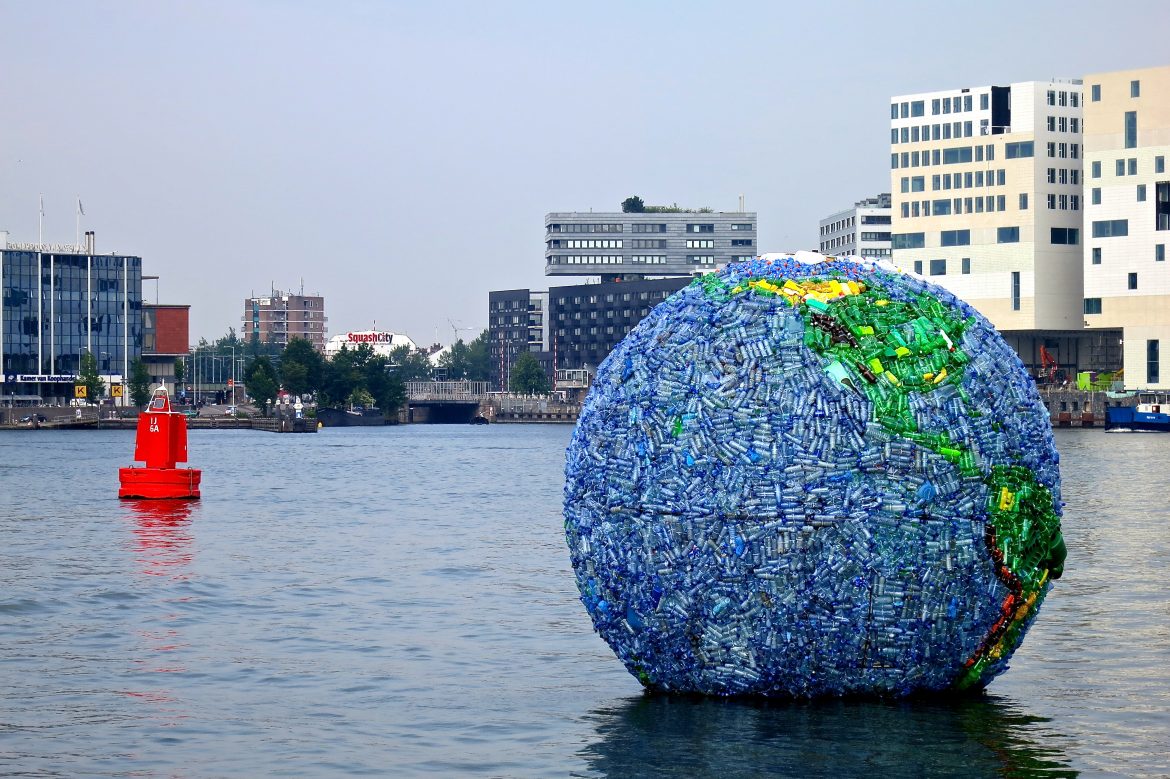 Schwimmende Weltkugel-Skulptur aus Plastikflaschen in Amsterdam