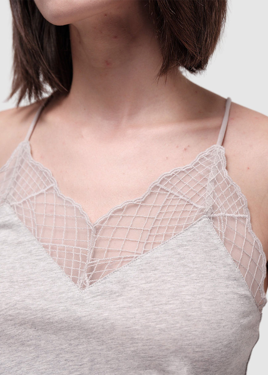 Top mit grafischer Spitze Top mit grafischer Spitze