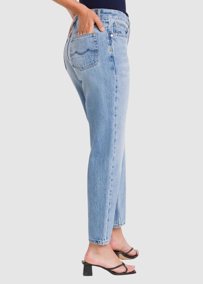 Caroline Cropped