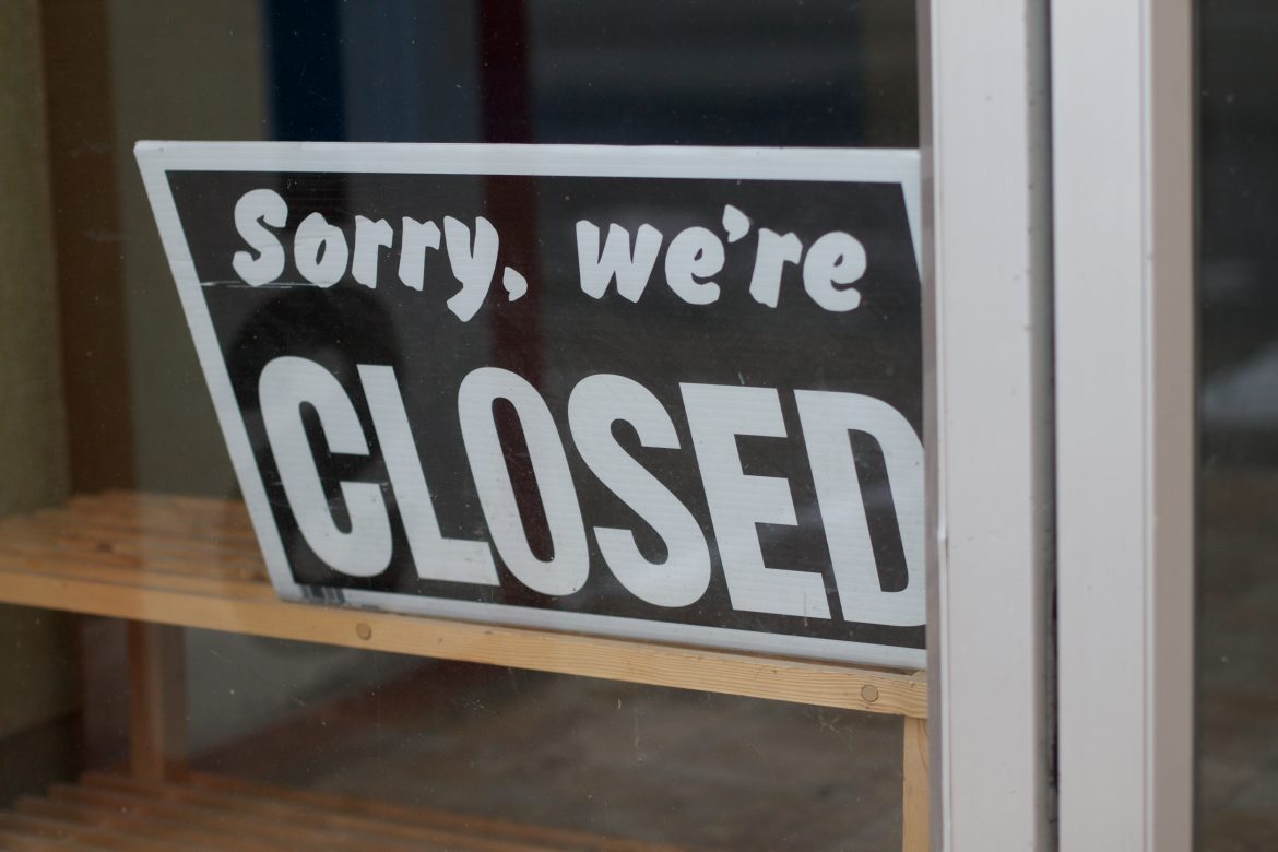 Schild in einem Laden „Sorry we’re closed“