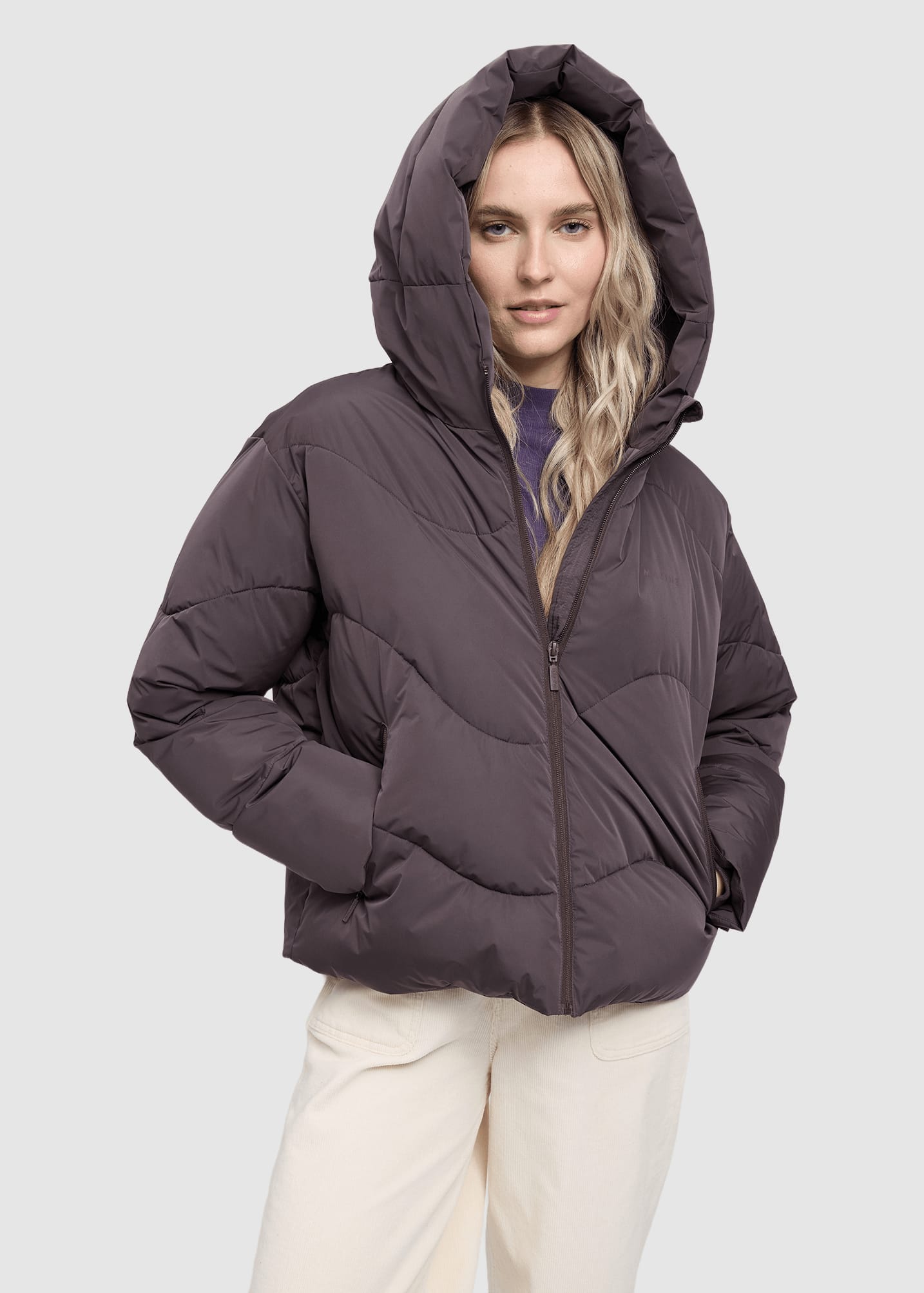 mazine-waves-quilt-short-puffer-jacket-eggplant-3.jpeg Waves Quilt Short Puffer Jacket Eggplant