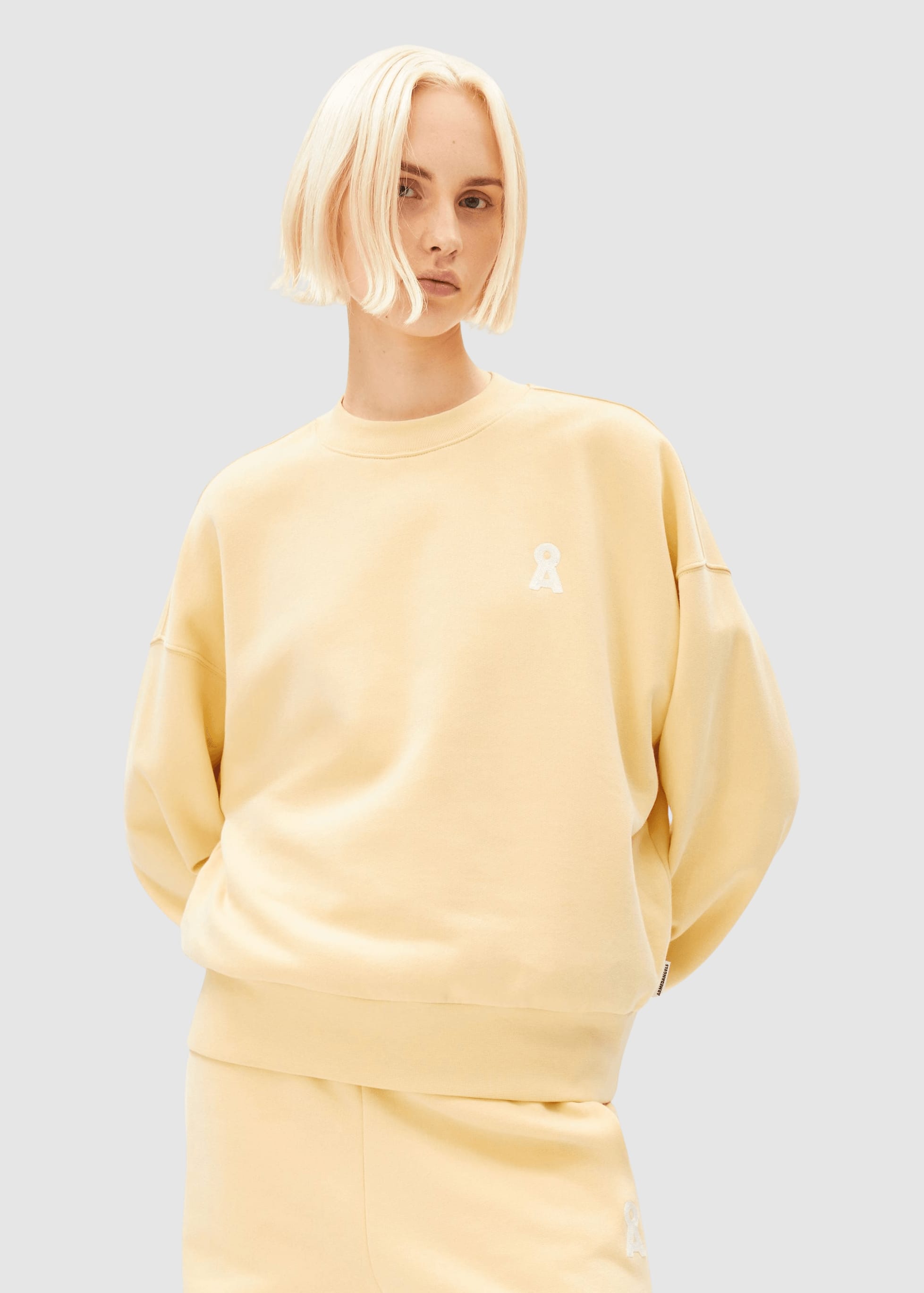 armedangels-iconic-alizaa-sweat-golden-hay-1.jpeg Iconic Å Alizaa Sweat Golden Hay