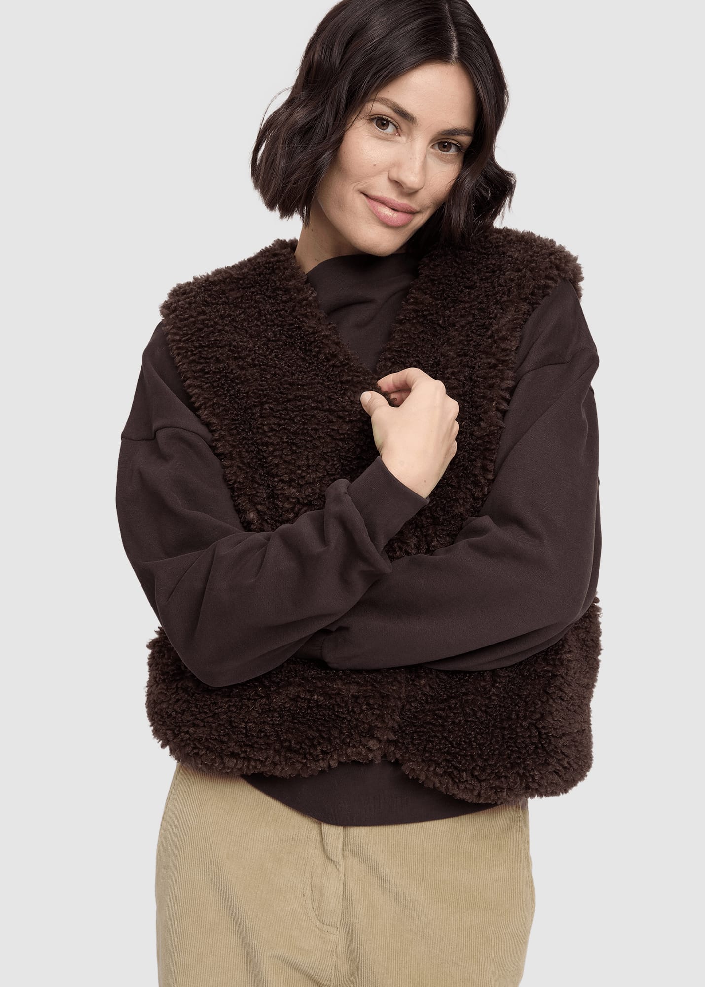 mazine-faux-fur-vest-black-coffee-3.jpeg Faux-Fur Vest Black Coffee