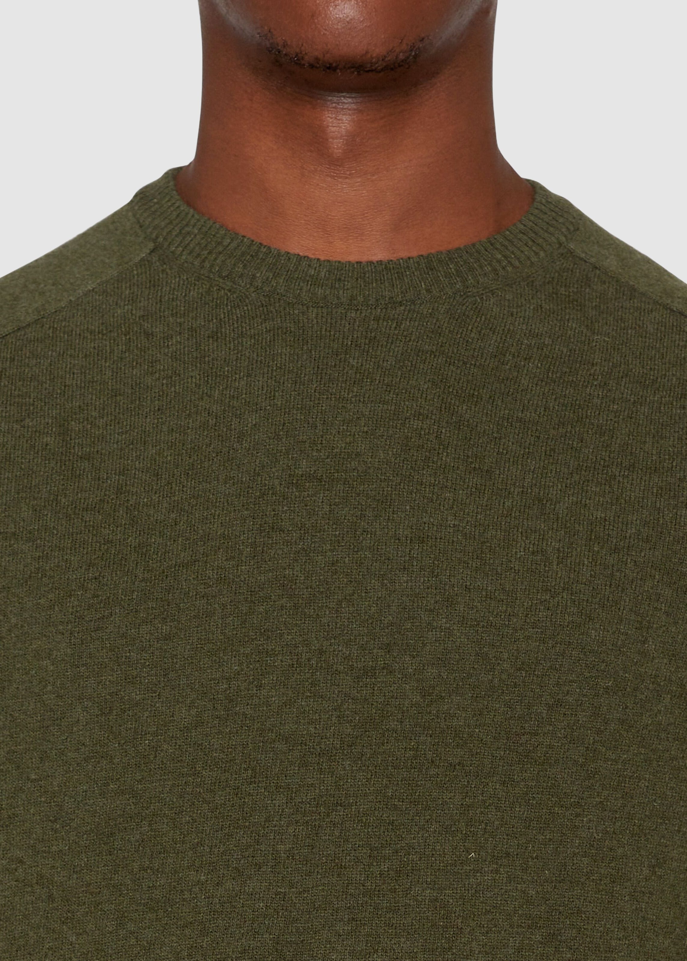 knowledge-cotton-apparel-lambswool-crew-neck-forrest-night-4.jpeg Lambswool Crew Neck Forrest Night
