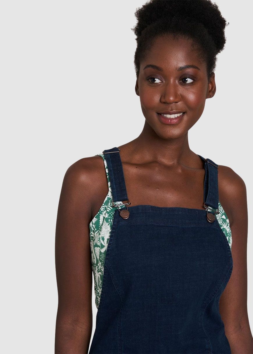 Latzkleid aus Bio-Denim Latzkleid aus Bio-Denim