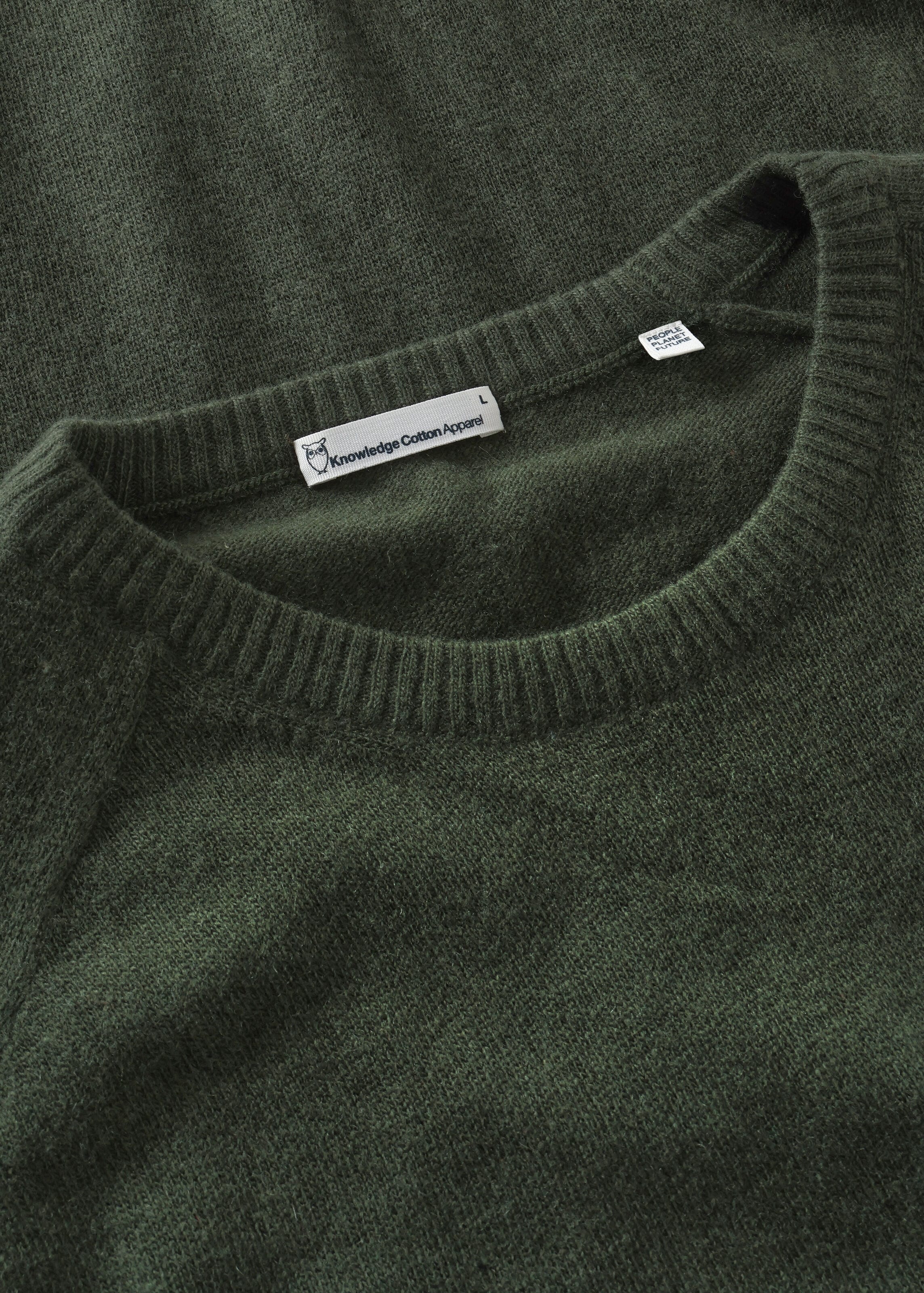knowledge-cotton-apparel-lambswool-crew-neck-forrest-night-7.jpeg Lambswool Crew Neck Forrest Night