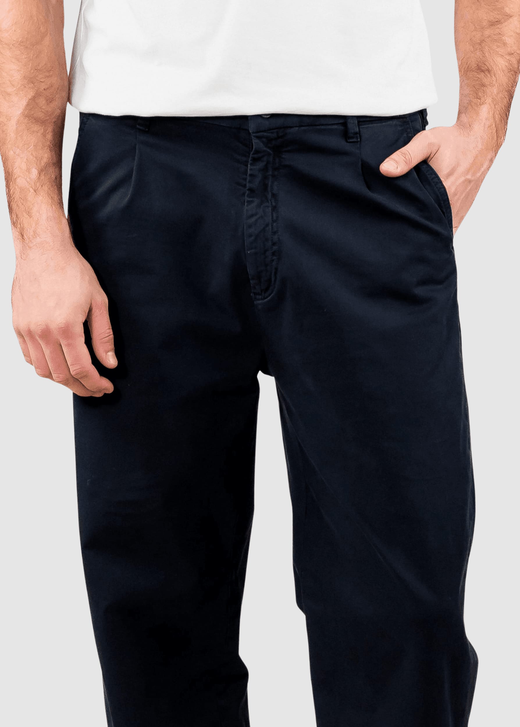 kuyichi-harry-loose-chino-dark-navy-8.jpeg Harry Loose Chino Dark Navy