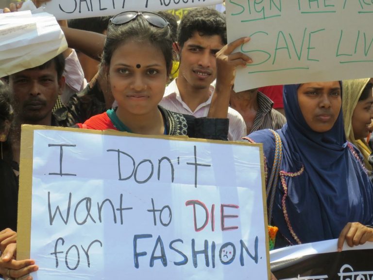 Regelmäßig plant die Kampagne für saubere Kleidung Aktionen gegen namenhafte Textilhersteller.